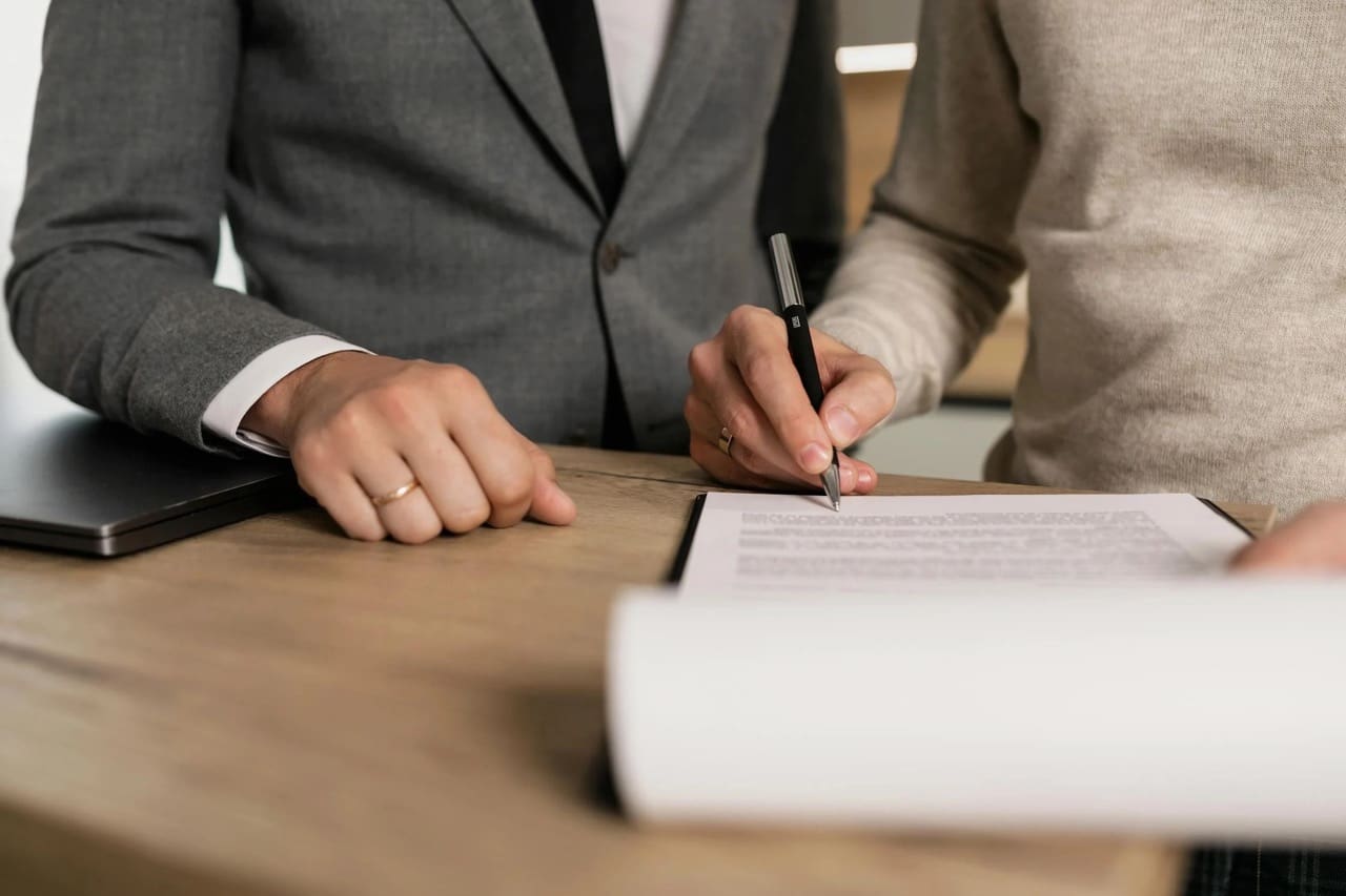 Image showing people signing a sublease contract in Dubai