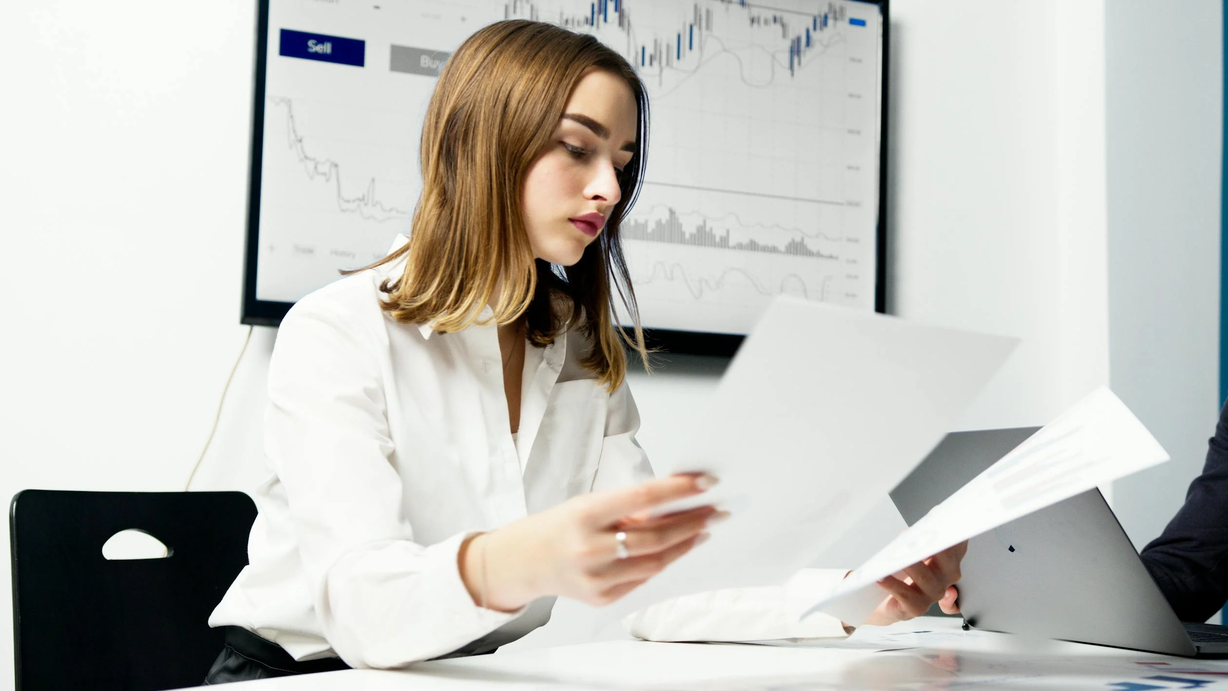 Image showing a woman trying to choose the best property management service in Dubai