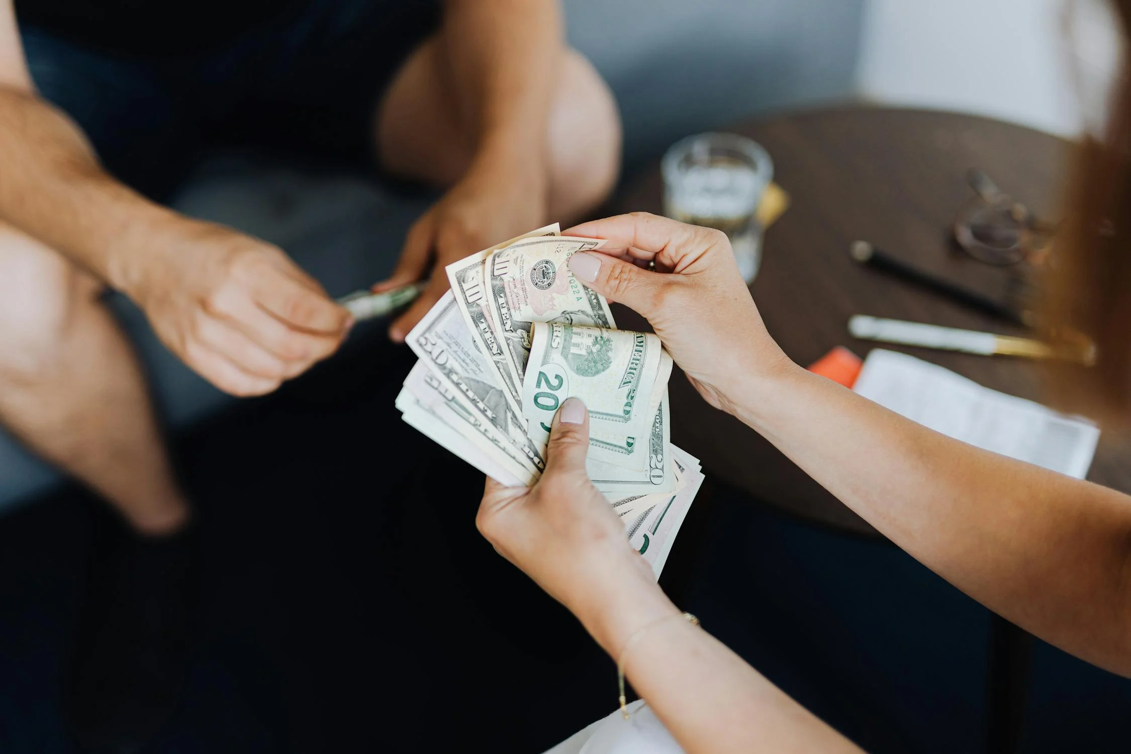 Man holding money, symbolizing avoiding refunds on Airbnb