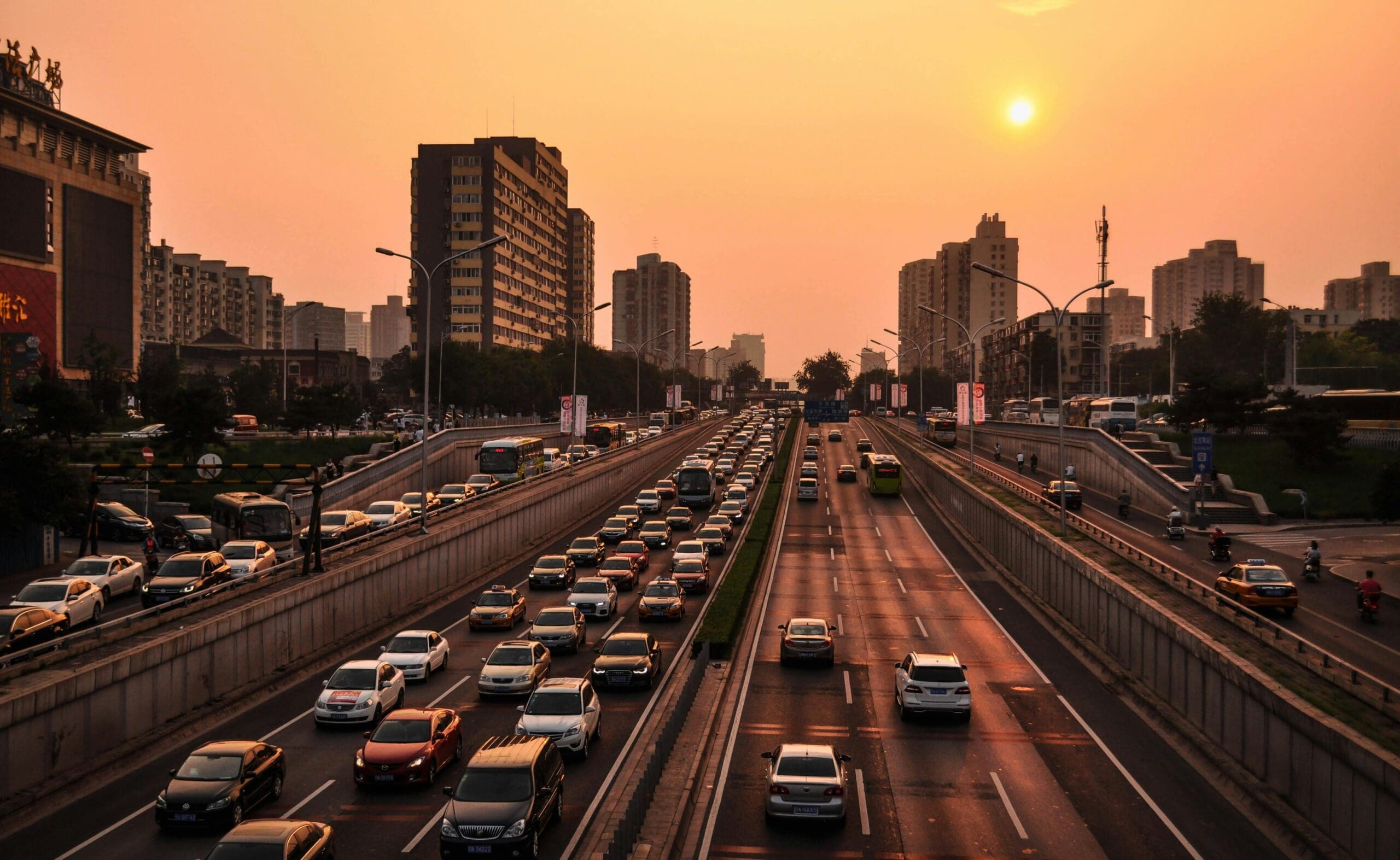 Photo showing moving cars around Dubai Marina