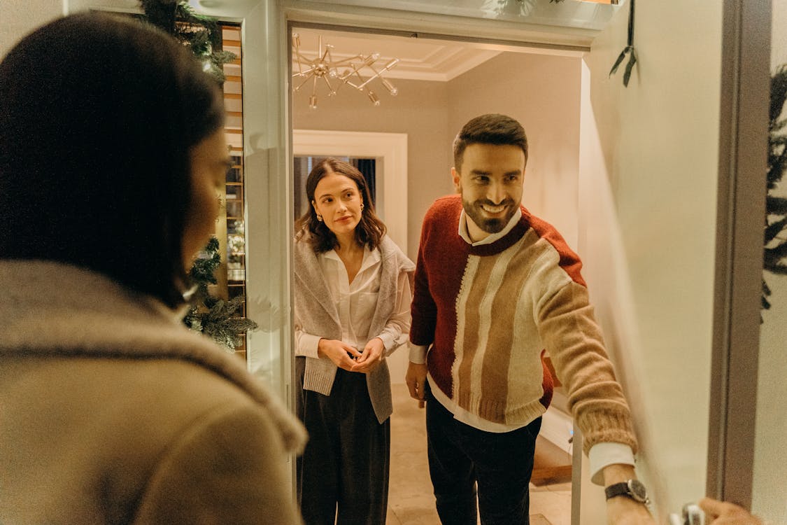 Photo of an Airbnb host welcoming a guest - Homevy vs Primestay