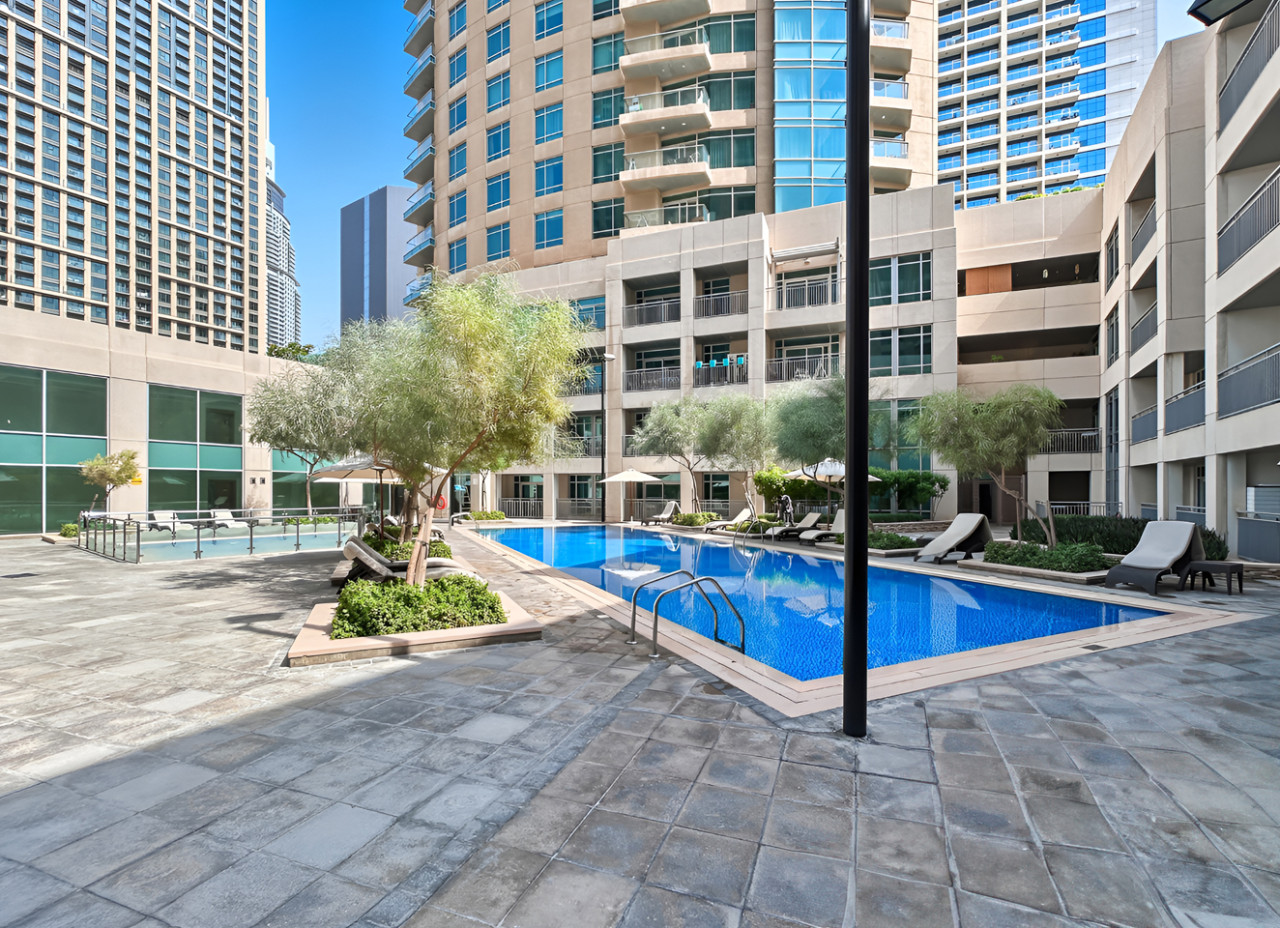 Image showing a beautiful pool side view in Downtown Dubai.