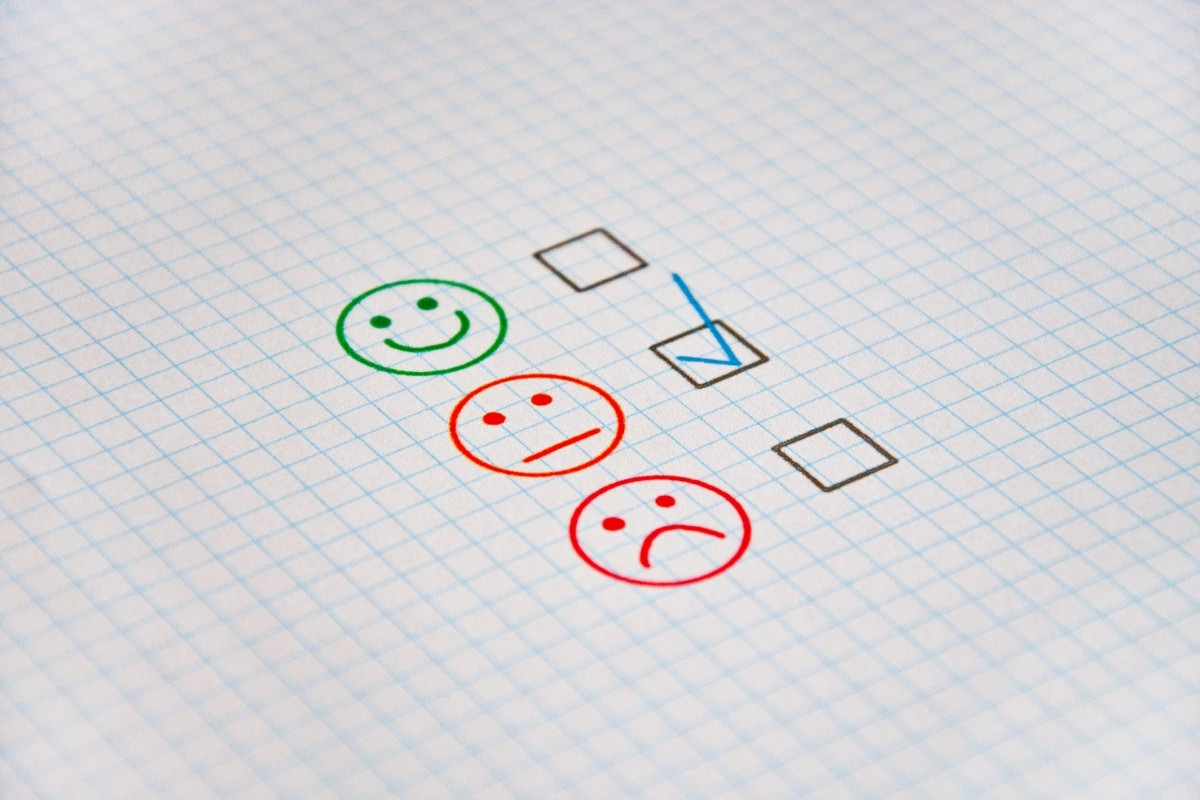 Image showing fairly dissatisfied emoji for an airbnb review example
