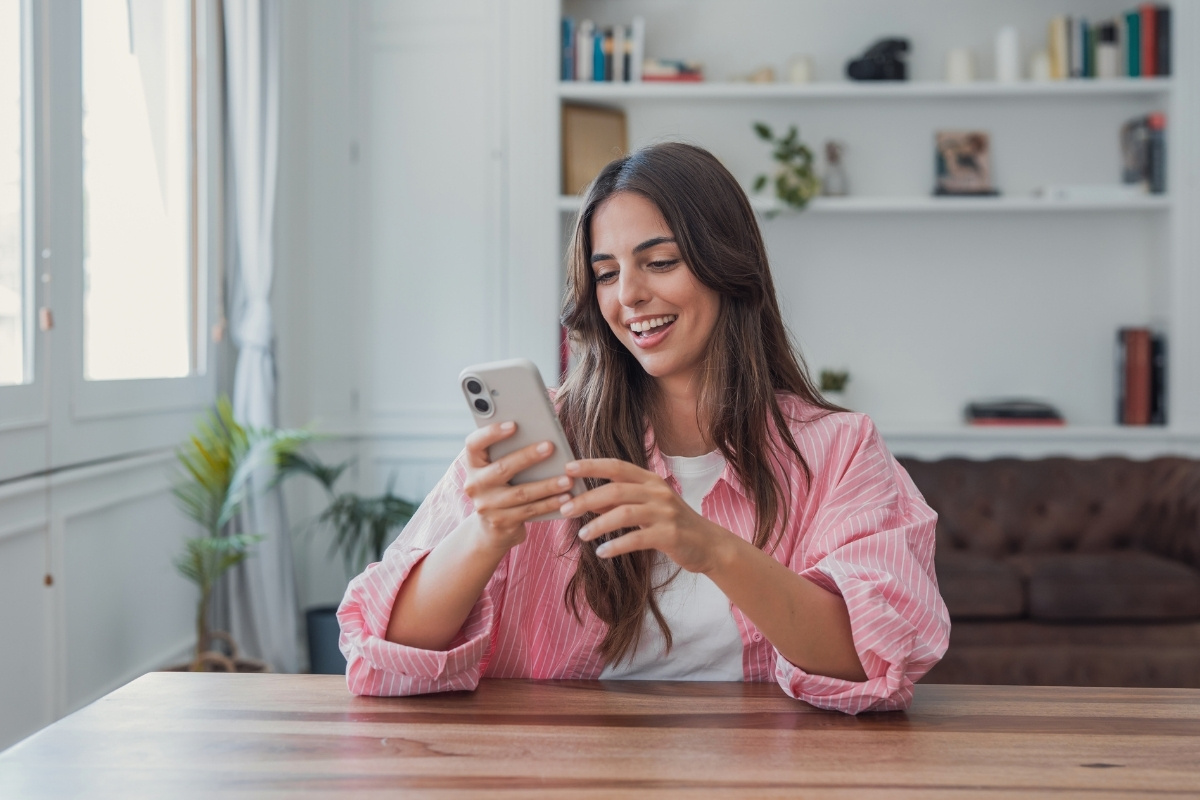 woman reading a private airbnb review message from host 