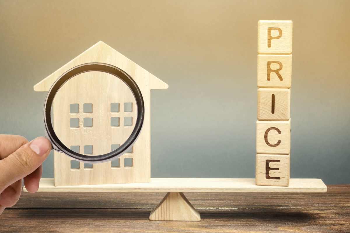 Image showing a house and a stack of wooden boxes with an inscription of pirce